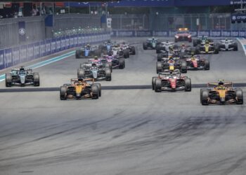 Lando Norris gana sprint de Miami; Checo Pérez finaliza en el puesto 17