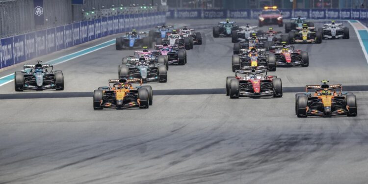 Lando Norris gana sprint de Miami; Checo Pérez finaliza en el puesto 17