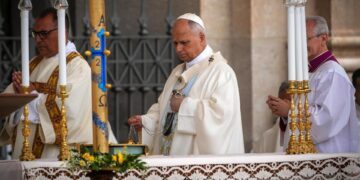 León XIV celebra su primer año de pontificado suplicando por la paz en el santuario de Pompeya