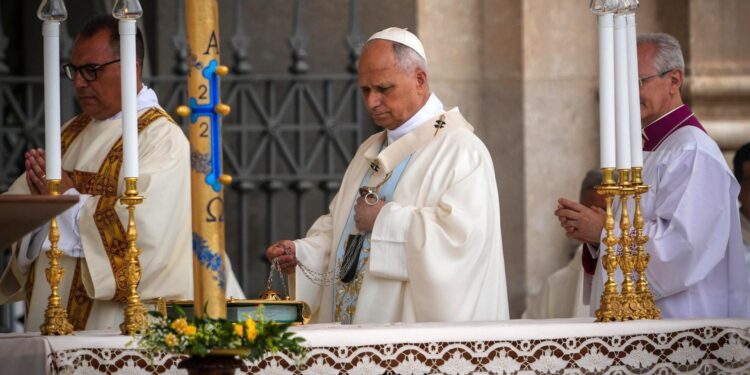 León XIV celebra su primer año de pontificado suplicando por la paz en el santuario de Pompeya