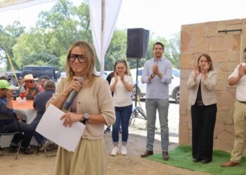 Encabeza Oficial Mayor develación de placa para la construcción de Oficinas del STSPE en Cadereyta de Montes
