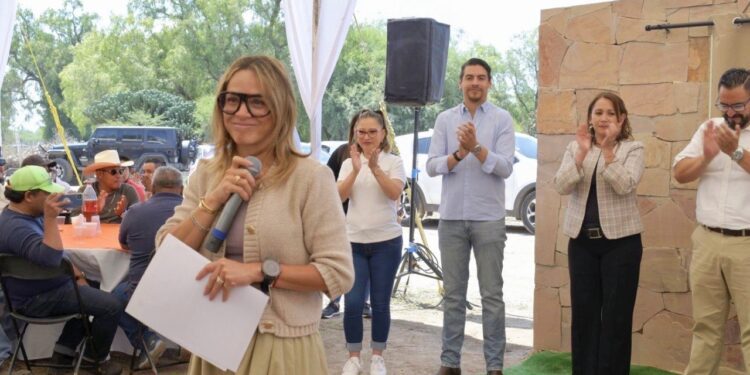 Encabeza Oficial Mayor develación de placa para la construcción de Oficinas del STSPE en Cadereyta de Montes