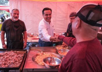 Recorre Luis Nava tianguis de Santa Mónica para dialogar con comerciantes y familias