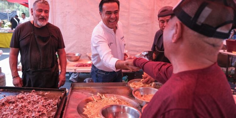 Recorre Luis Nava tianguis de Santa Mónica para dialogar con comerciantes y familias