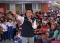 Luis Nava festeja a niñas, niños y mamás de Huimilpan