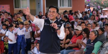 Luis Nava festeja a niñas, niños y mamás de Huimilpan