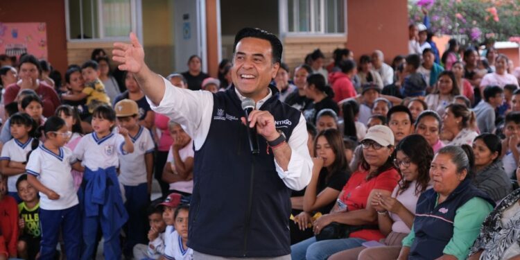Luis Nava festeja a niñas, niños y mamás de Huimilpan
