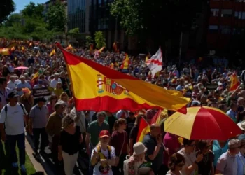 Marchan en Madrid para exigir renuncia de Sánchez
