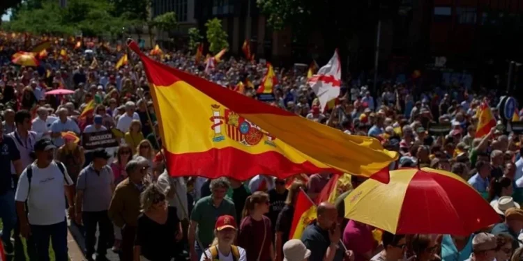Marchan en Madrid para exigir renuncia de Sánchez