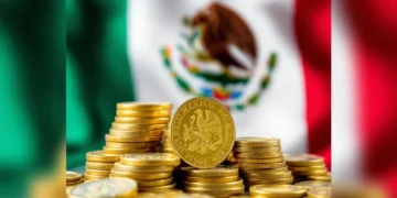 Baja S&P a negativa perspectiva de país por debilidad fiscal