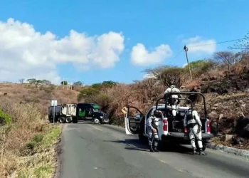 Desatan narcobloqueos y balaceras en Cotija, Michoacán