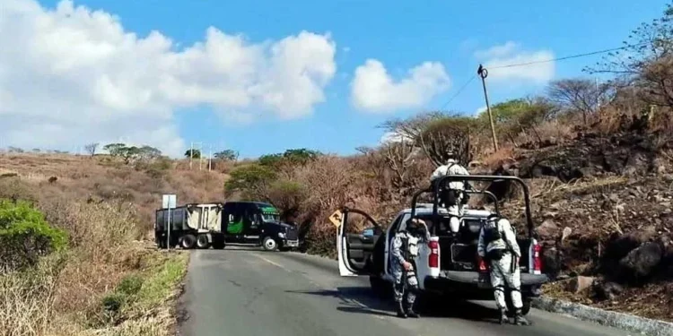 Desatan narcobloqueos y balaceras en Cotija, Michoacán