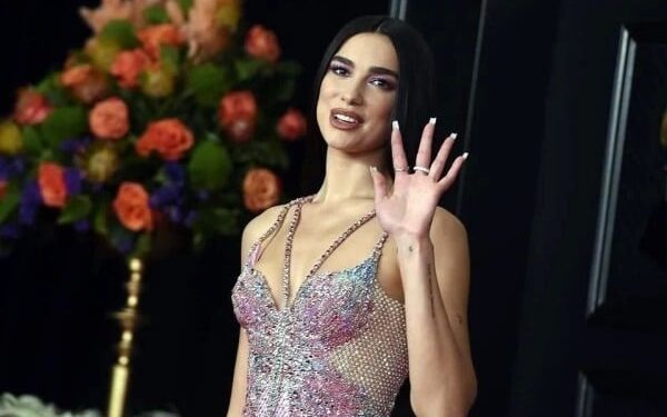 Demanda Dua Lipa a Samsung por uso indebido de su imagen