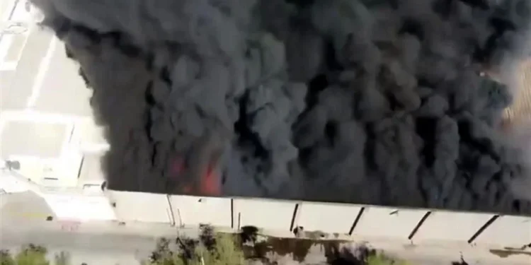 Suman seis muertos por incendio en plaza de Los Mochis