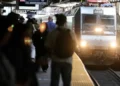 Deja incendio en vagón de tren en Nueva York cinco heridos