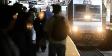 Deja incendio en vagón de tren en Nueva York cinco heridos
