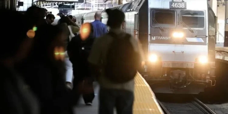 Deja incendio en vagón de tren en Nueva York cinco heridos