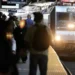 Deja incendio en vagón de tren en Nueva York cinco heridos