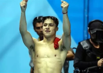 Olvera gana Bronce en Súper Final de Clavados