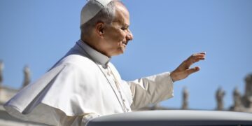 León XIV en la Italia ‘envenenada’: “Un cambio de mentalidad económica sanará el planeta”
