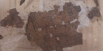 Descubren papiro de la ‘Ilíada’ de Homero en tumba de hace mil 600 años