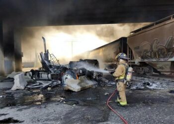 Arde pipa con combustible tras choque con tren en Querétaro