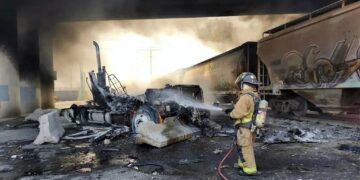 Arde pipa con combustible tras choque con tren en Querétaro