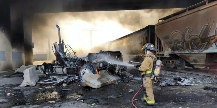 Arde pipa con combustible tras choque con tren en Querétaro