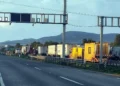 Cumple más de 24 hrs bloqueo por agua en carretera de Querétaro