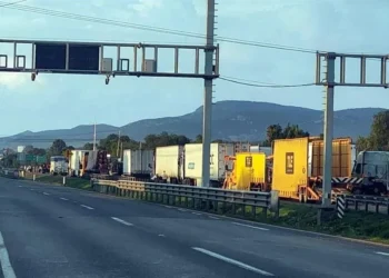 Cumple más de 24 hrs bloqueo por agua en carretera de Querétaro