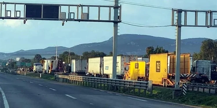 Cumple más de 24 hrs bloqueo por agua en carretera de Querétaro