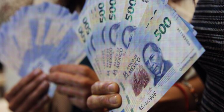 Piden a Sheinbaum una reforma fiscal para salarios y prestaciones