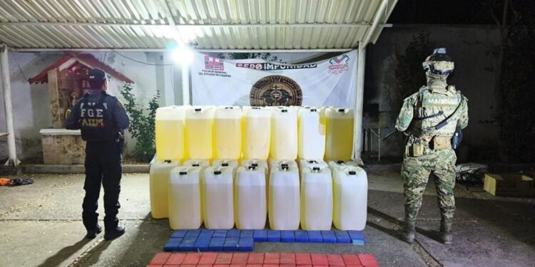 Aseguran cocaína, armas y combustible en operativo en Chiapas
