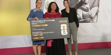 Entrega CSP boleto a mujer que irá al Mundial