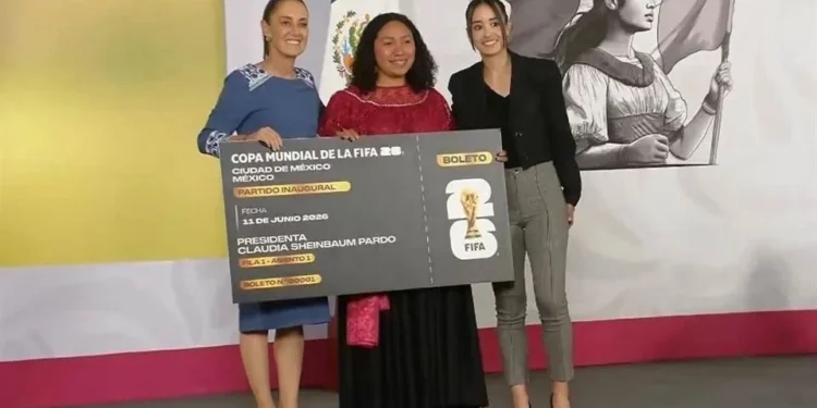 Entrega CSP boleto a mujer que irá al Mundial