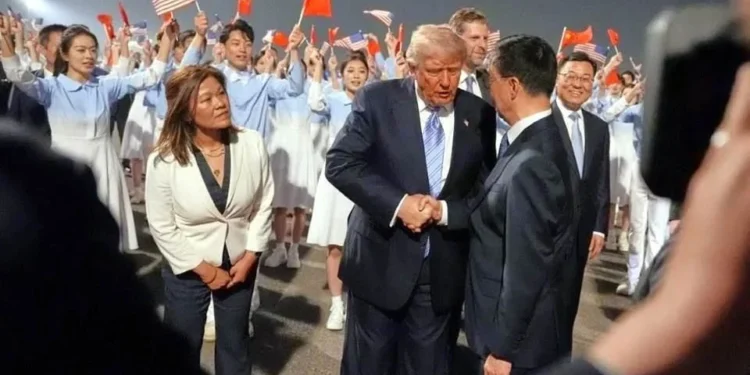 Llega Trump a China para conversaciones con Xi Jinping