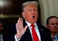 Evalúa Trump reanudar bombardeos en Irán