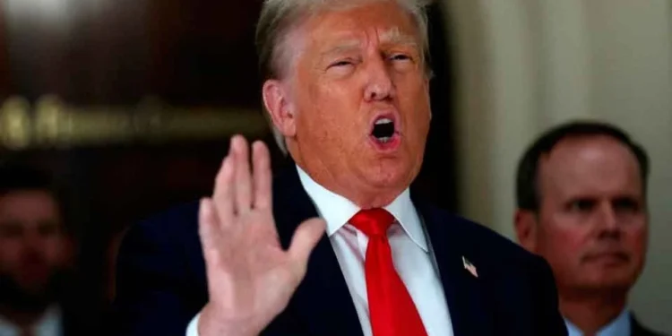 Evalúa Trump reanudar bombardeos en Irán