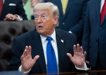 Trump acusa a la Unión Europa de violar pacto comercial y eleva al 25 % aranceles a coches