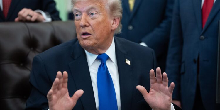 Trump acusa a la Unión Europa de violar pacto comercial y eleva al 25 % aranceles a coches