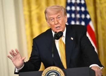 Amaga Trump con atacar al narco vía terrestre