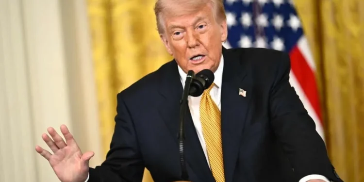 Amaga Trump con atacar al narco vía terrestre