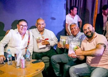 A mí que me revisen, dice senador tras foto con detenidos