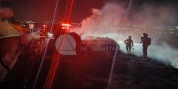 Pacas se incendian en la México-Querétaro; se desprendieron de tractocamión en movimiento