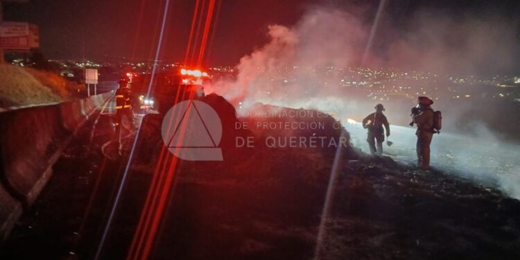 Pacas se incendian en la México-Querétaro; se desprendieron de tractocamión en movimiento