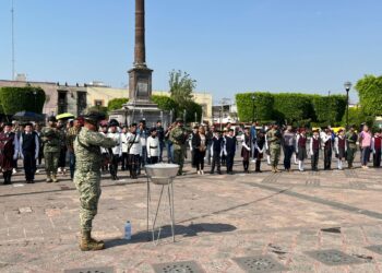 Realizan ceremonia de incineración de banderas con llamado al respeto