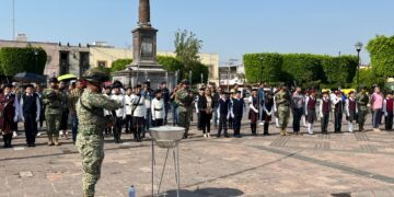 Realizan ceremonia de incineración de banderas con llamado al respeto