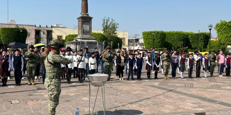 Realizan ceremonia de incineración de banderas con llamado al respeto