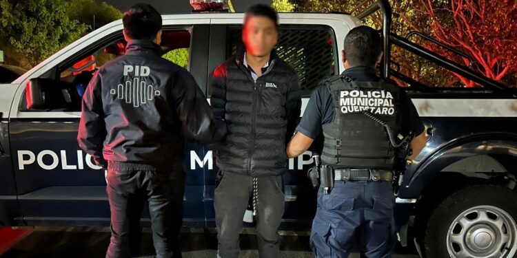 Detienen a sujeto con orden de mandamiento vigente