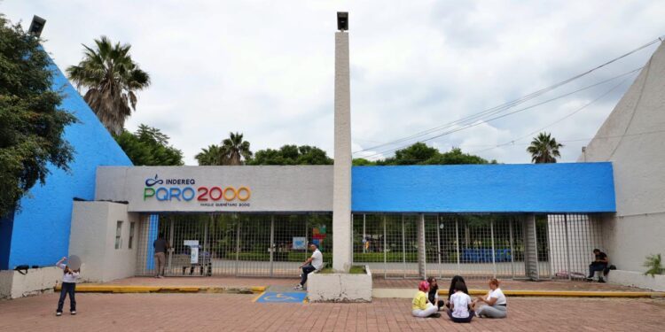 Reporta SEDESU retiro de 95% de lirio de bordo del Parque Querétaro 2000